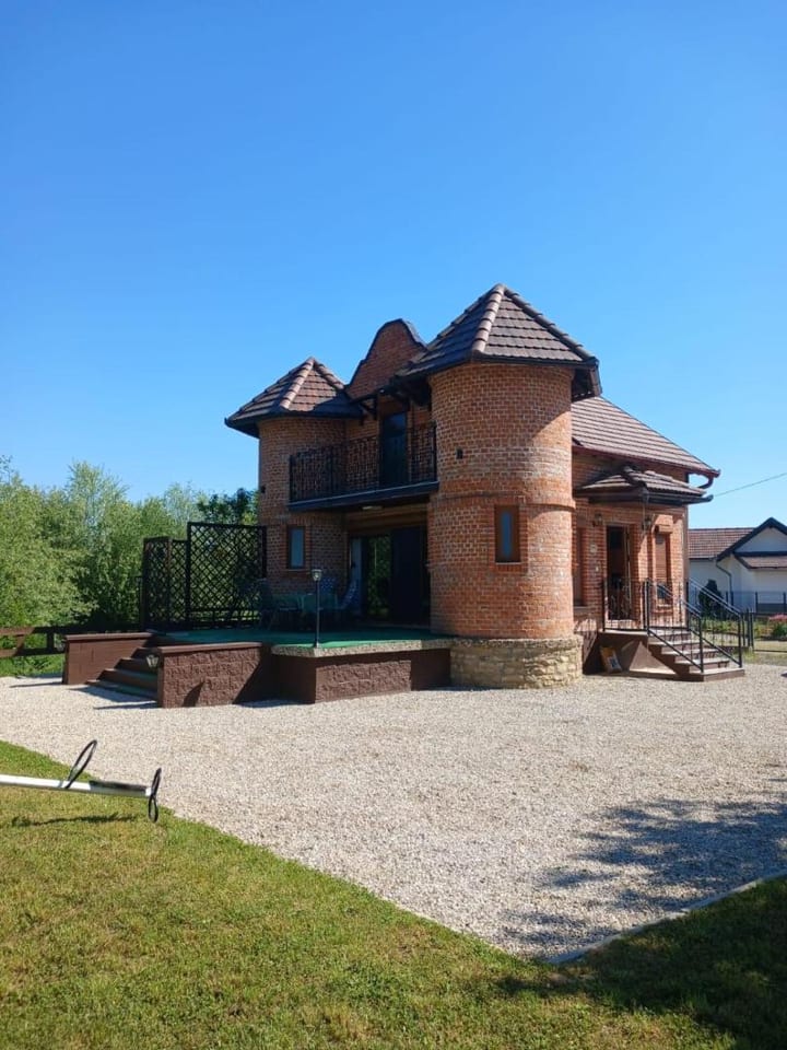 Una, Home on river bank
