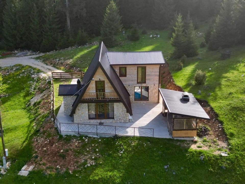 Vila Suvo vrelo sa unutrašnjim bazenom i saunom Jahorina