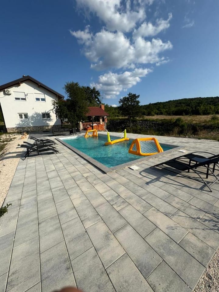 Buško Escape beach