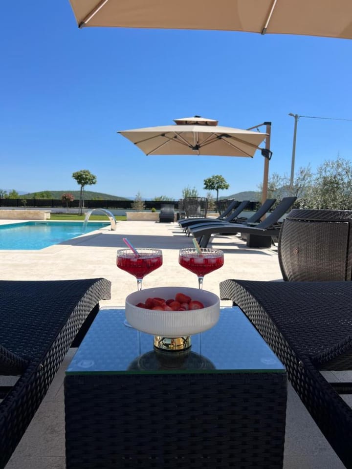 Villa DEL SOLE with Heated Saltwater Pool, Jacuzzi and Sauna
