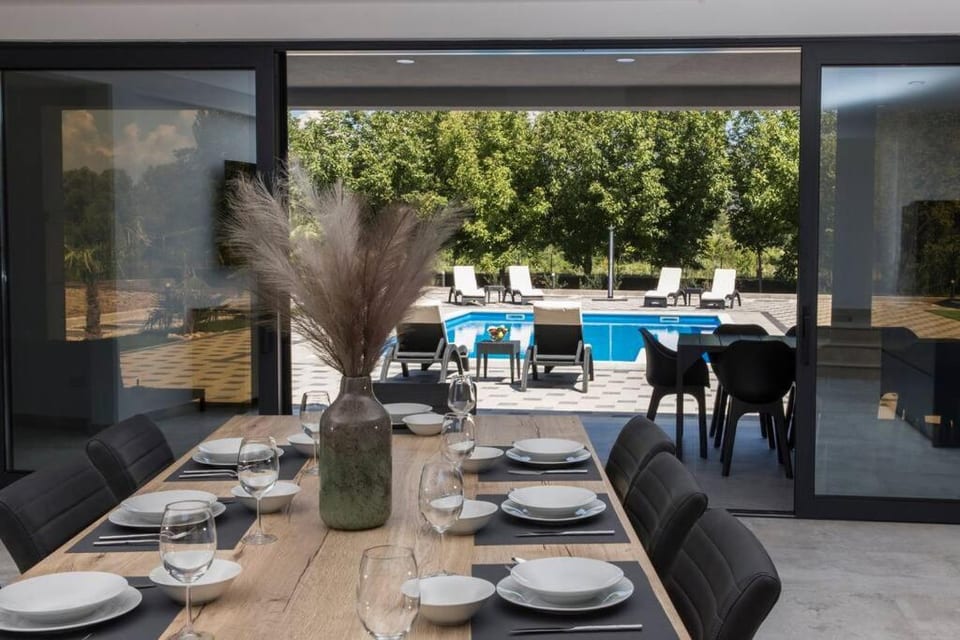 relax and more house with pool