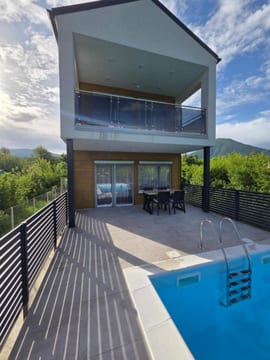 Photo 5 for Villa Alisa - Luxury Riverside Escape