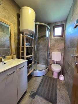 Fotografija 2 za Wood Cabin Hillside Retreat