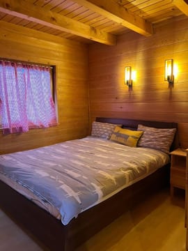 Fotografija 3 za Wood Cabin Hillside Retreat