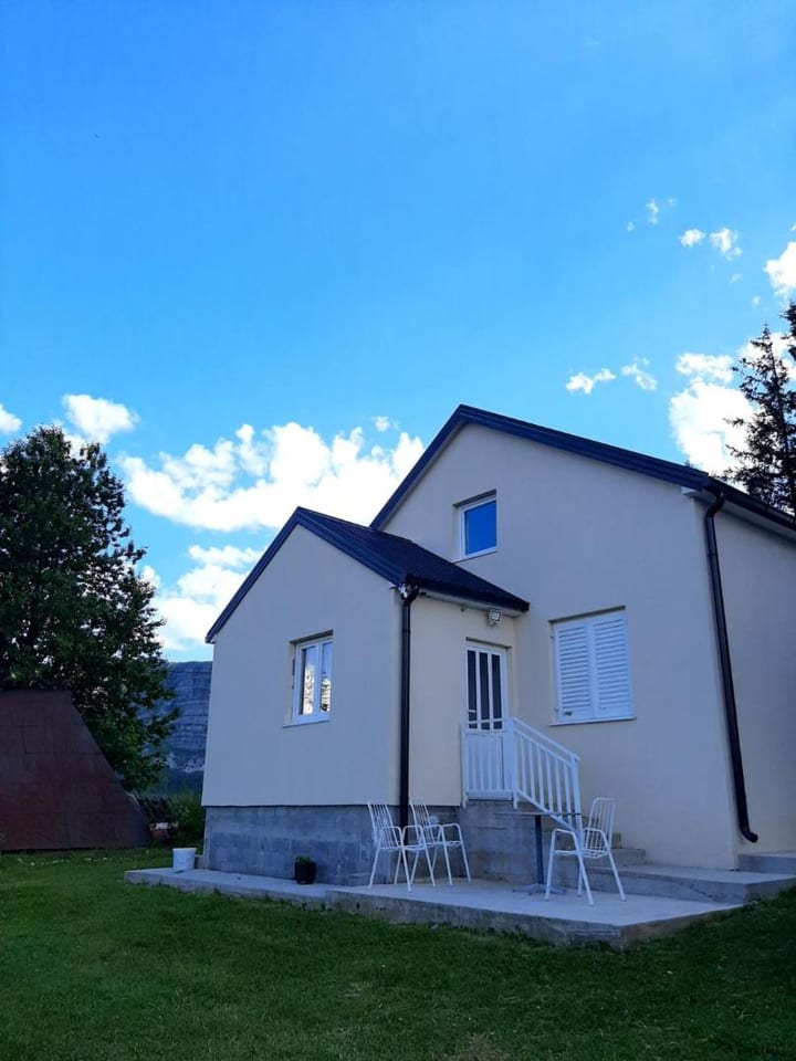 Čemerno Mountain House - 4 Bedrooms, Sleeps 12, Peace & Nature Escape