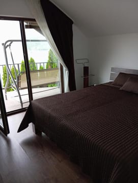 Photo 3 for Villa Lake