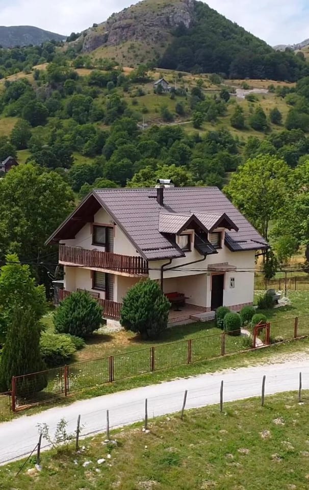 Vikendica u srcu Bjelasnice